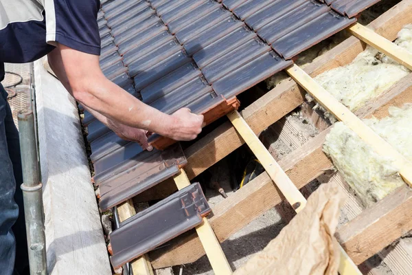 Roofer Laying Tile Roof — Stock Photo, Image