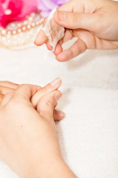 マニキュアを適用する前に女性の手から爪のマニキュア — ストック写真