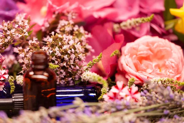 Blumen Und Flaschen Mit Ätherischen Ölen Für Die Aromatherapie — Stockfoto