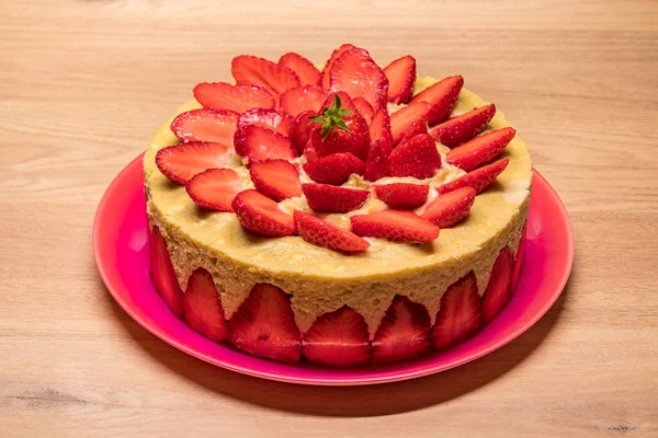 Hausgemachter Erdbeerkuchen Einem Roten Gericht — Stockfoto