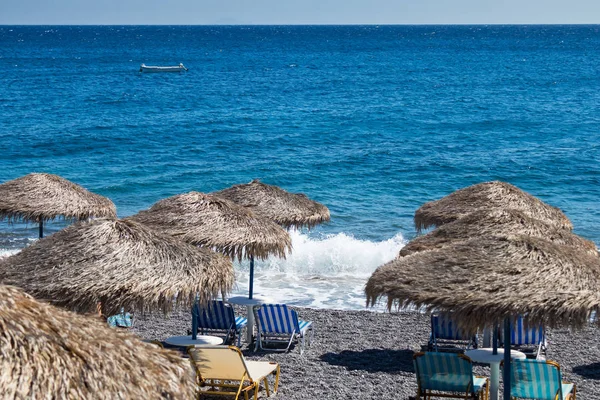 Strand Mit Sonnenschirmen Und Liegestühlen Auf Santorin — Stockfoto