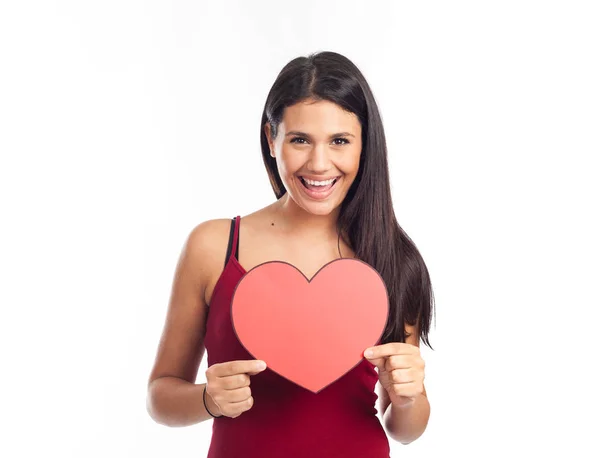 Krásná Bruneta Žena Ukazuje Velké Prázdné Červené Srdce Bílém Pozadí — Stock fotografie