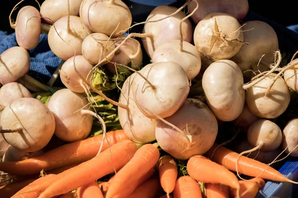 Bunches Carrots Fresh Turnips Market Stall — Stock Photo, Image