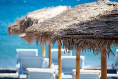 plaj şemsiye ve şezlonglar Santorini deniz ile