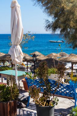 plaj şemsiye ve şezlonglar Santorini deniz ile