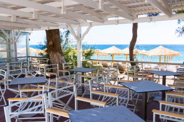 restoranın terasında Kamari adadaki plaj önünde