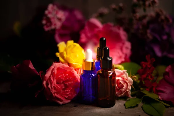 Цветы и бутылки эфирных масел для ароматерапии — стоковое фото