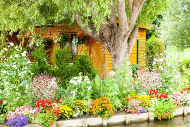 Baharda kanallar arasında yüzen her renkten çiçek bahçeleri Fransa Amiens 'te Hortillonnage' lar