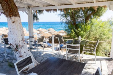 restoranın terasında Kamari Santorini Adası üzerinde plaj önünde