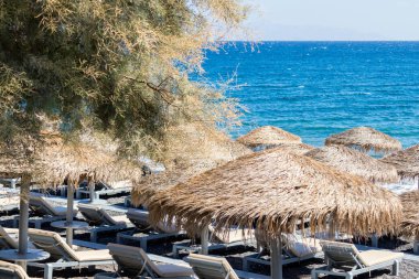 Santorini 'de şemsiyeli ve şezlonglu plaj