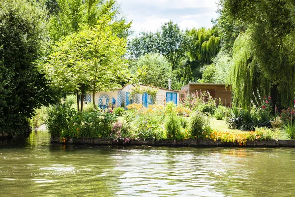 Huis Verborgen Vegetatie Bomen Bloemen Aan Rand Van Een Kanaal — Stockfoto