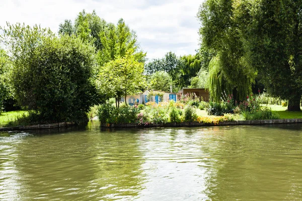 Casa Nascosta Nella Vegetazione Alberi Fiori Margini Canale Estate — Foto Stock