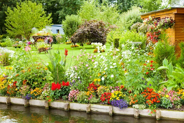 運河の間の春に浮かぶすべての色の花園フランスのアミアンのHortilonages — ストック写真