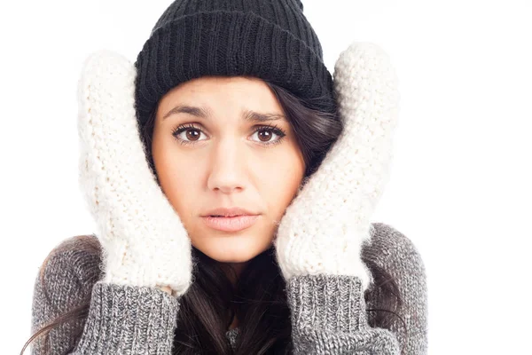Bella donna bruna con un cappello di lana un maglione e guanti tha — Foto Stock