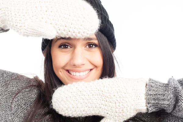 Bella donna bruna con un cappello di lana un maglione e guanti smi — Foto Stock