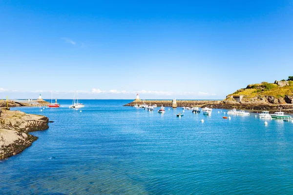 Port of Sauzon in France on the island Belle ile en Mer in the M — Stock Photo, Image