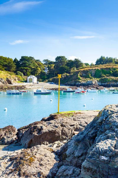 Port of Sauzon Franciaországban a szigeten Belle Ile en Mer az M — Stock Fotó