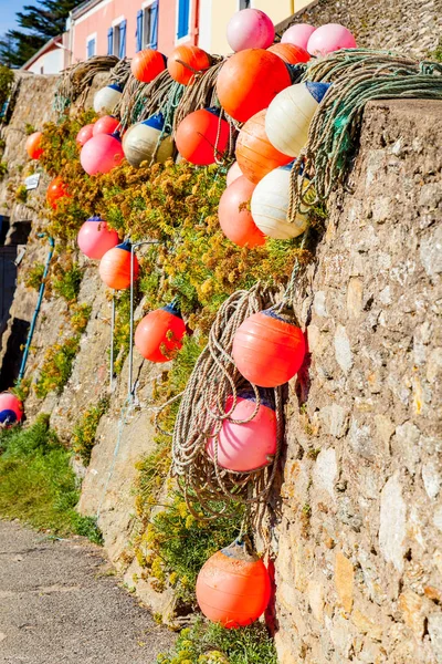 Boe di reti e ormeggi colorati che si asciugano contro un muro in t — Foto Stock