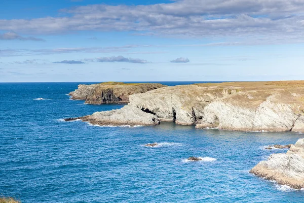 As rochas e falésias no oceano da famosa ilha de Belle Ile — Fotografia de Stock