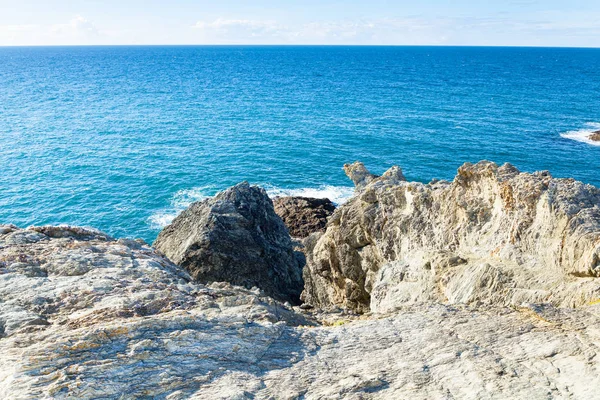 Die felsen und klippen im meer der berühmten insel belle ile — Stockfoto