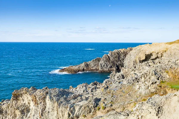Les rochers et les falaises dans l'océan de la célèbre île Belle Ile — Photo