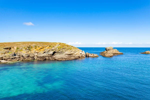 Praia paisagem rochas falésias costas em Belle Ile en Mer no p — Fotografia de Stock