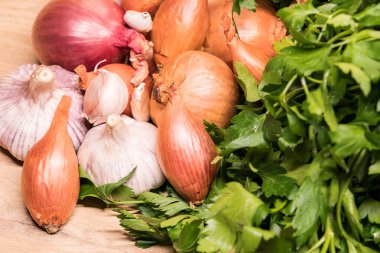 Tahtaya sarımsaklı soğanlı maydanoz.