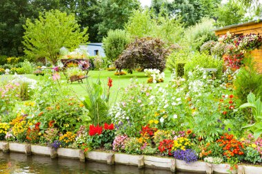 kanallar arasındaki baharda çok çiçekli yüzen bahçeler, 
