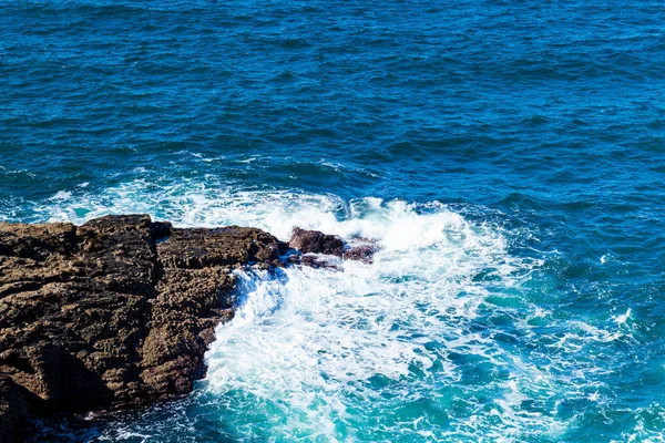 Die felsen und klippen im meer der berühmten insel belle ile — Stockfoto