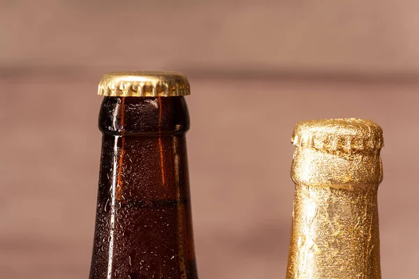 Ένα μπουκάλι ξανθιά μπύρα και ένα μπουκάλι κεχριμπάρι μπύρα — Φωτογραφία Αρχείου