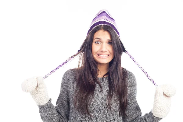 Bella donna bruna con un cappello peruviano di lana un maglione e g — Foto Stock