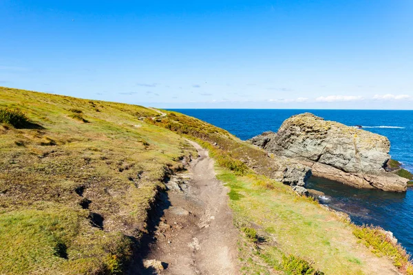 Klipporna och klipporna i havet på den berömda ön Belle Ile — Stockfoto