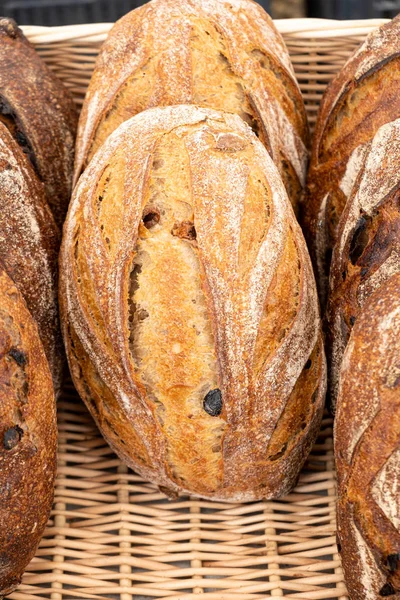 Bio-Landbrot aus Sauerteig mit verschiedenen Getreidesorten — Stockfoto