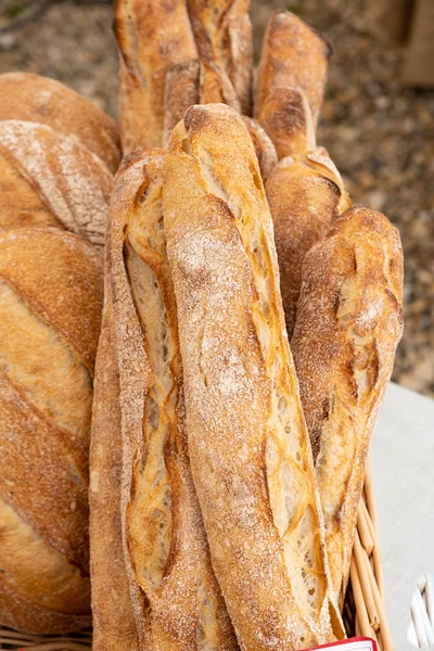 사워도우로 만든 시골 빵과 유기농 바게트 — 스톡 사진