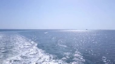 Gündüz dalgalı denizin yakın çekim, tekneden görünümü 