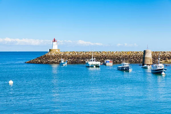 Hafen von Sauzon in Frankreich auf der Insel belle ile en mer im — Stockfoto