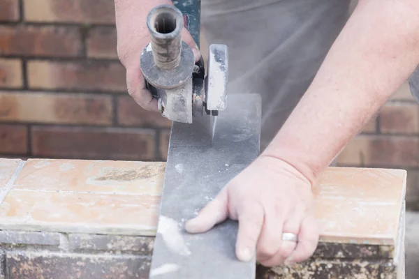Tiler cortar una baldosa con una amoladora —  Fotos de Stock