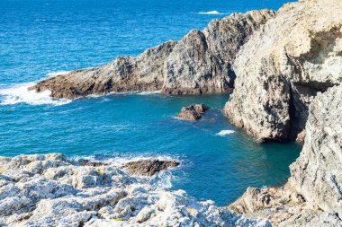 Ünlü ada Belle Ile okyanuskayalar ve kayalıklar