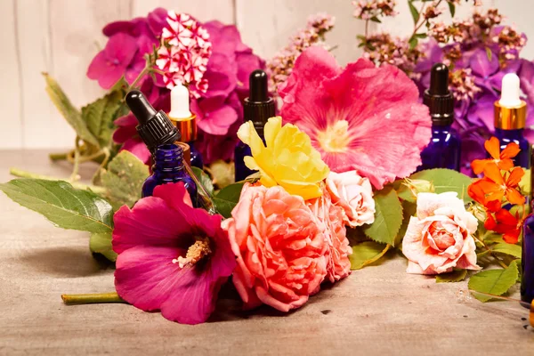 Illóolaj-tartalmú virágok és palackok aromaterápiához — Stock Fotó