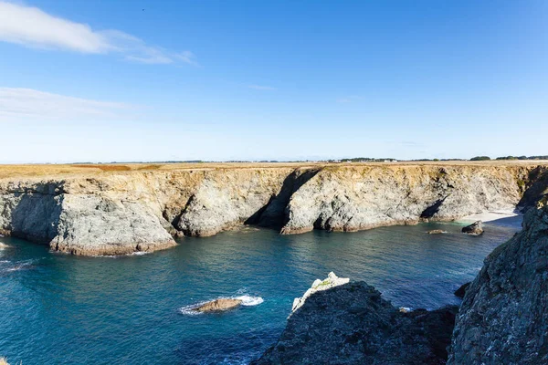 Klipporna och klipporna i havet på den berömda ön Belle Ile — Stockfoto
