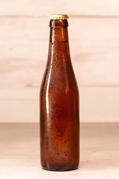 一瓶带有胶囊的琥珀啤酒 — 图库照片