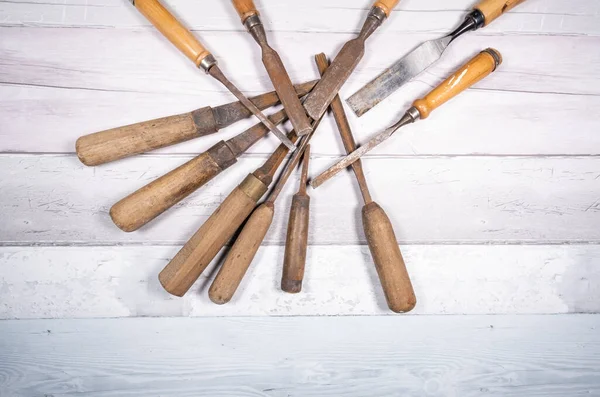 Sortiment Alter Holzmeißel Auf Einem Hintergrund Aus Alten Brettern Ansicht — Stockfoto