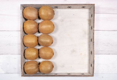 Eski ahşap tepside eski ahşap zemin üzerinde kiviler.