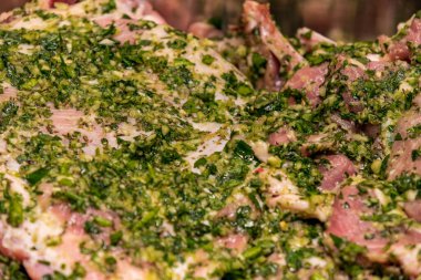 Sarımsaklı zeytinyağlı maydanozlu ve tuzlu biberli çiğ etler.