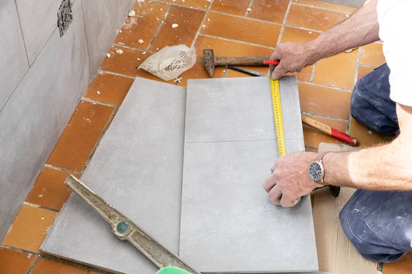 Tiler Measures Tile Cutting — Stock Photo, Image