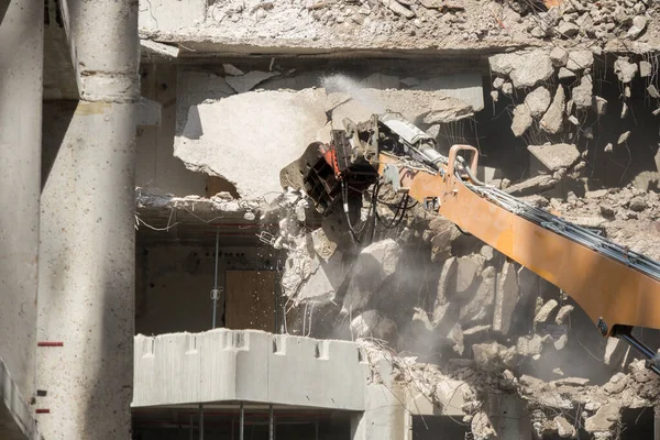 Bir binanın yıkım alanı