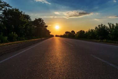 Gün batımında ufka asfalt yol