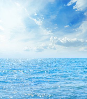 Mavi deniz ve güneşli bulutlar