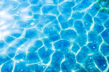 arkaplan olarak mavi havuz.