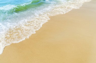 Sahilde kum ve su iyi bir arka plan.